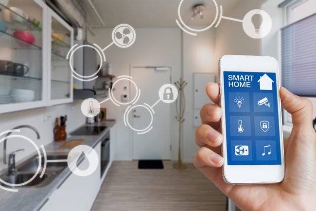 Smart hemteknik gränssnitt på smartphone appskärm med augmented reality (AR) vy av internet of things (IOT) anslutna objekt i lägenheten interiör